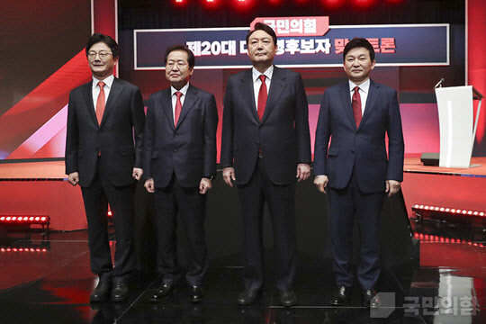 지난 2021년 10월22일 2021년 10월22일 YTN·JTBC·연합뉴스TV 공동 주관 국민의힘 제20대 대통령선거 경선 후보 1차 맞수토론 당시 유승민(왼쪽부터)·홍준표·윤석열·원희룡 경선 후보가 나란히 서서 기념촬영을 하고 있다.<국민의힘 홈페이지>